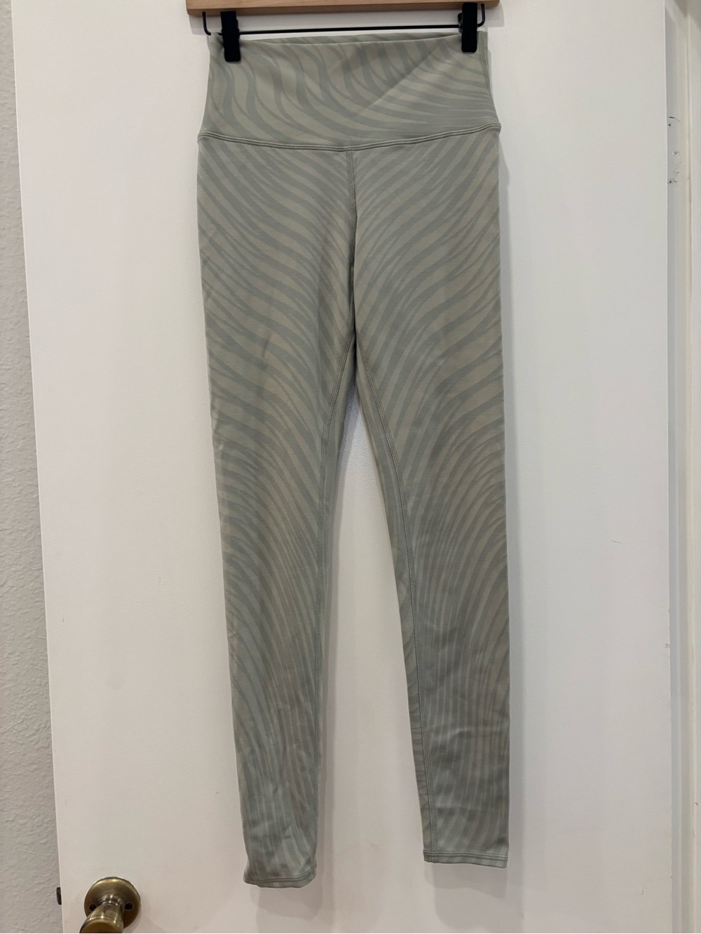 Like New ALO Yoga 7/8 High-Waist Airbrush bold Zebra Print Pattern Leggings